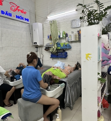 Gội đầu nước ấm, massge cổ , vai, gáy, tay 